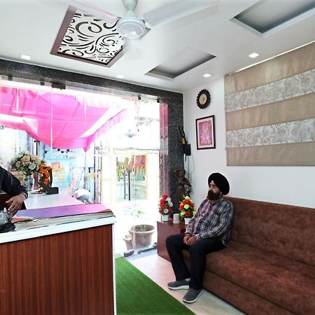Hotel Toto International Dx New Delhi Exteriör bild