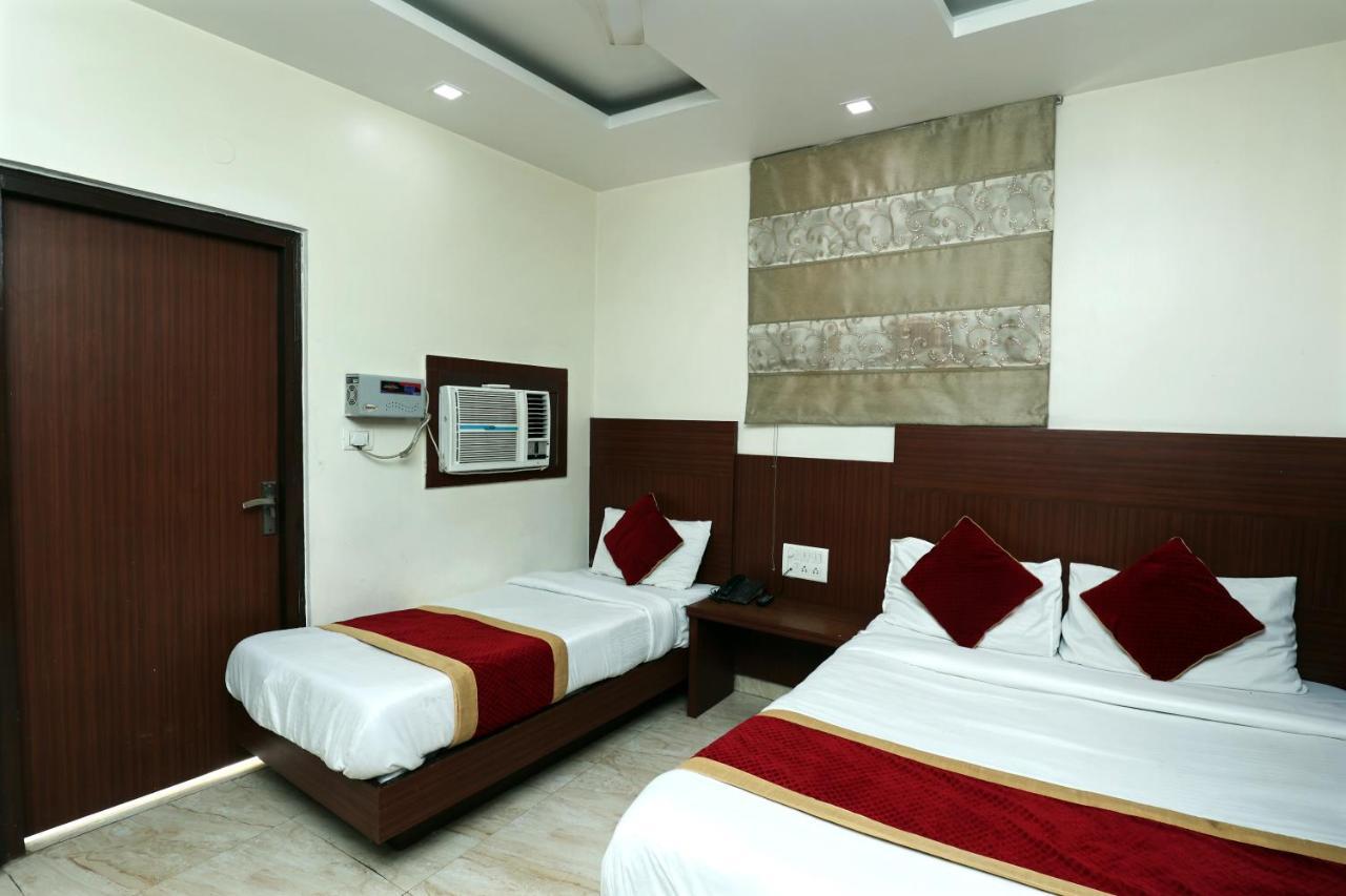 Hotel Toto International Dx New Delhi Exteriör bild