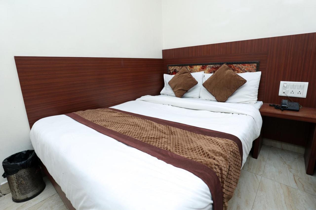 Hotel Toto International Dx New Delhi Exteriör bild